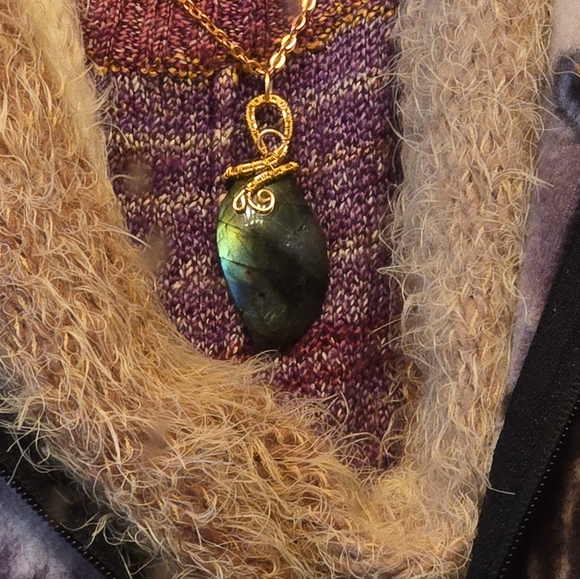 Labradorite Freeform Wrapped in Gold Tarnish Resistant Wire Pendant Necklace NWT - Picture 8 of 8